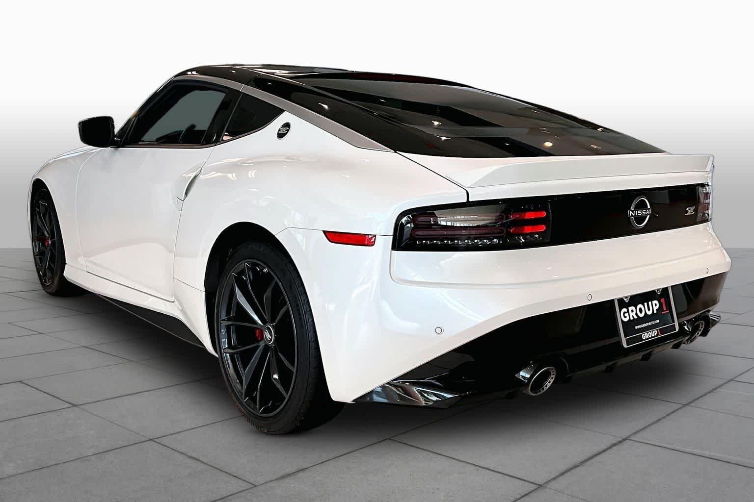 Used 2025 Pearl White Tricoat/Super Black Nissan Performance image 12