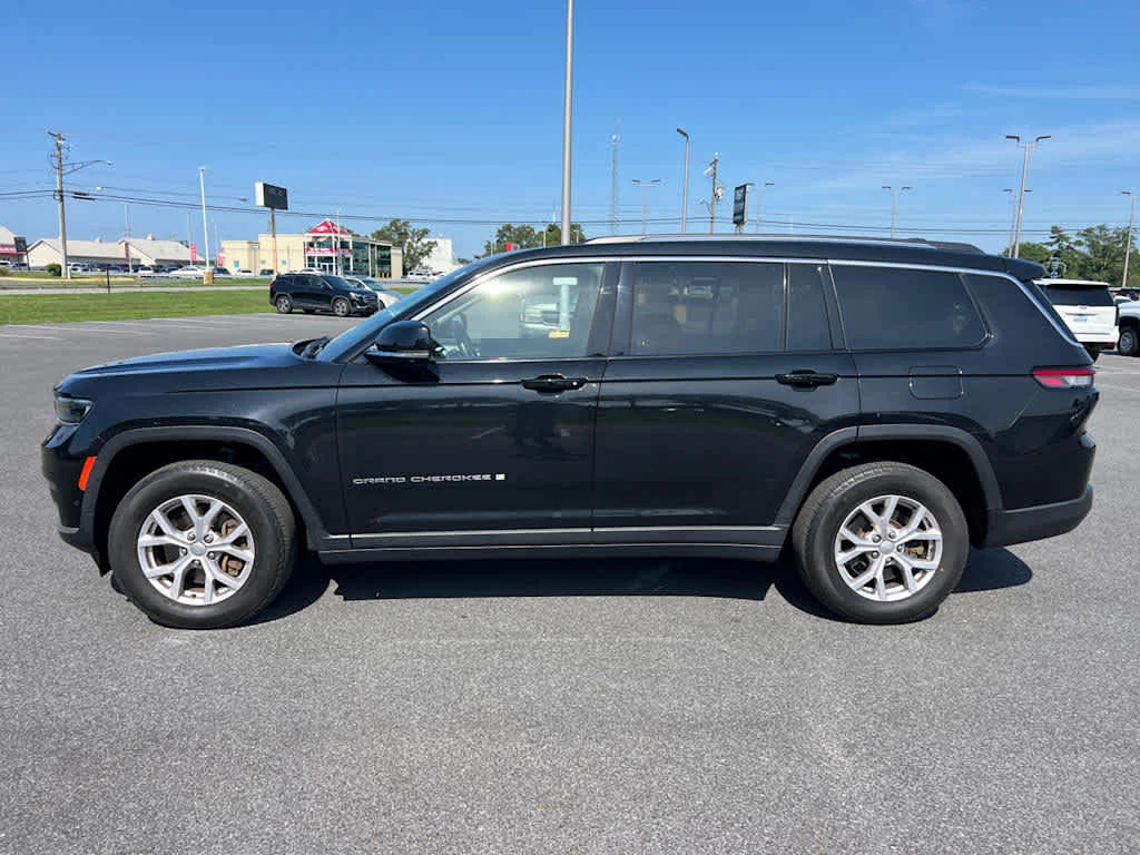Certified Used 2022 Diamond Black Crystal Pearlcoat Jeep Limited image 3