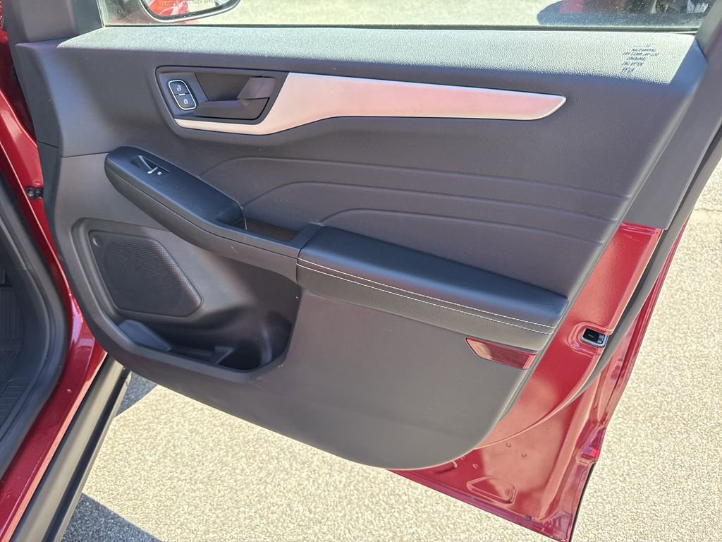 Used 2022 Rapid Red Metallic Tinted Clearcoat Ford SE image 30
