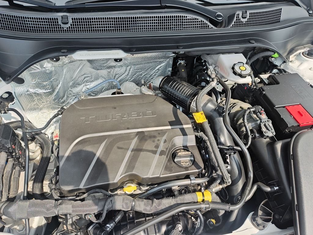 Used 2025 White Chevrolet 1RS image 25