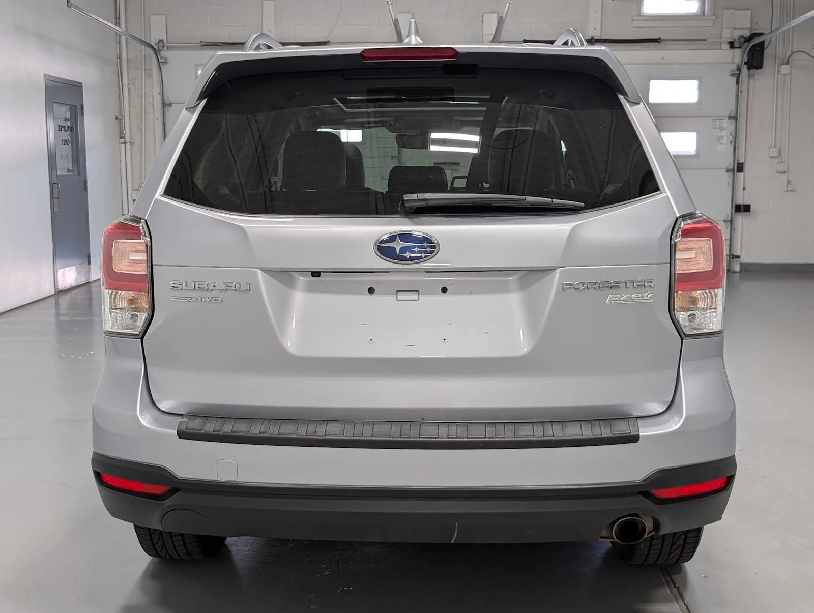 Used 2017 Ice Silver Metallic Subaru Touring image 9