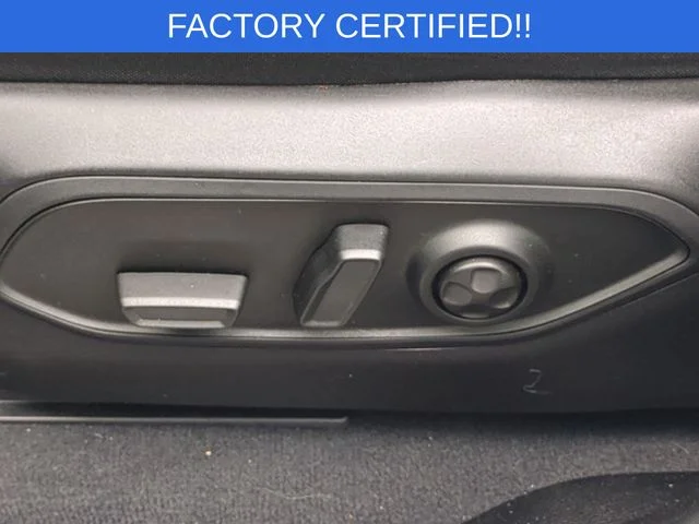 Used 2025 White/off-white Jeep Laredo X image 17