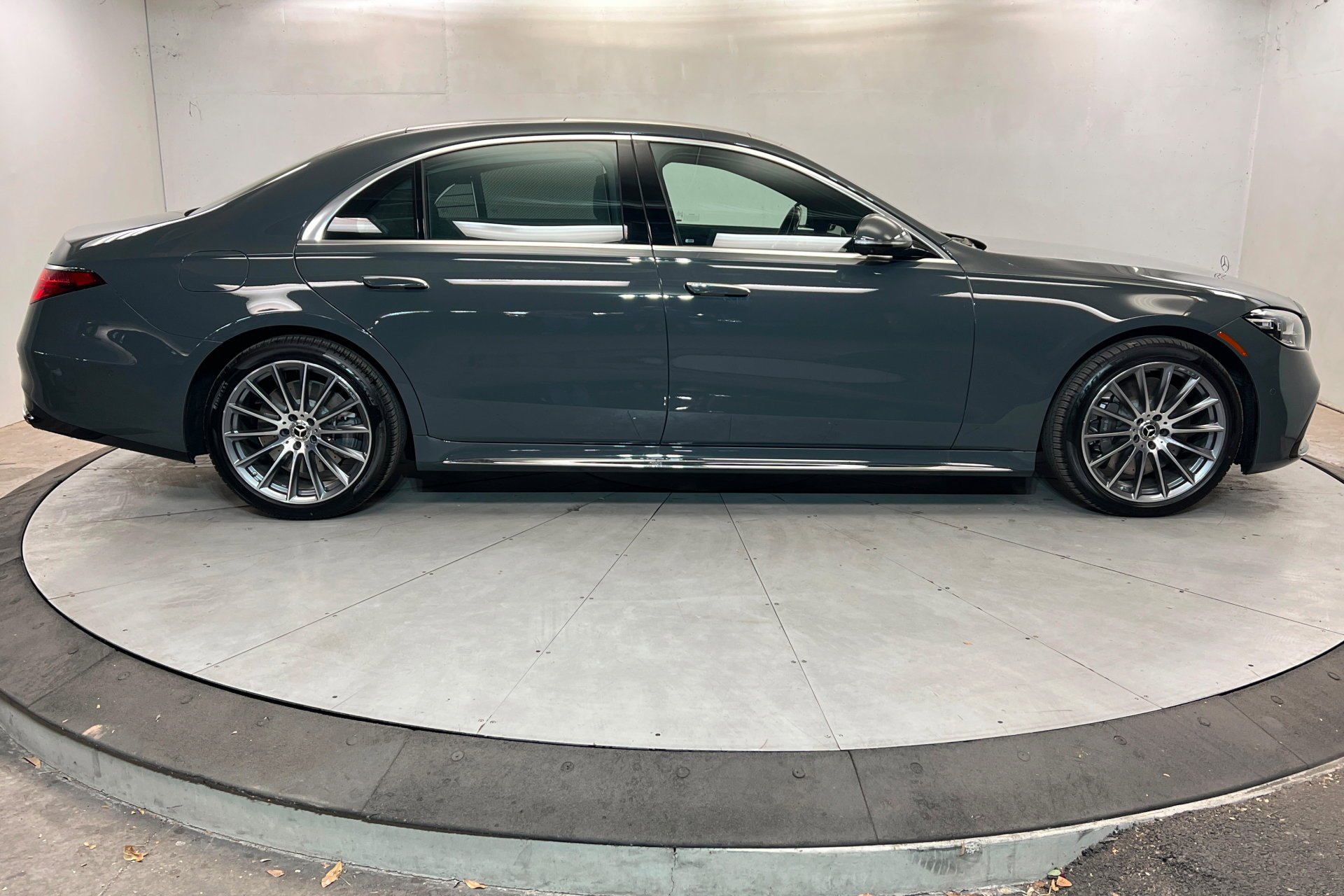 New 2026 MANUFAKTUR Silicon Grey Mercedes-Benz S 580 image 7