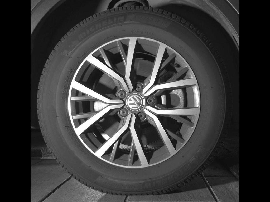 Used 2018 Gray Volkswagen 2.0T SE image 10