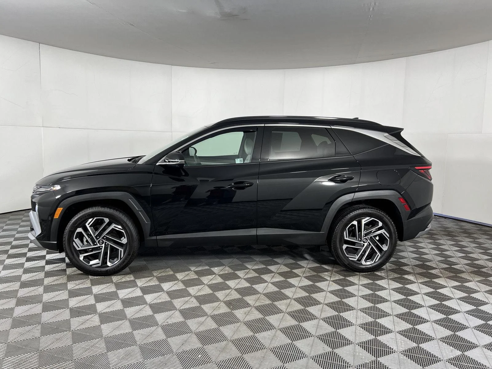Used 2025 Phantom Black Hyundai Limited image 5