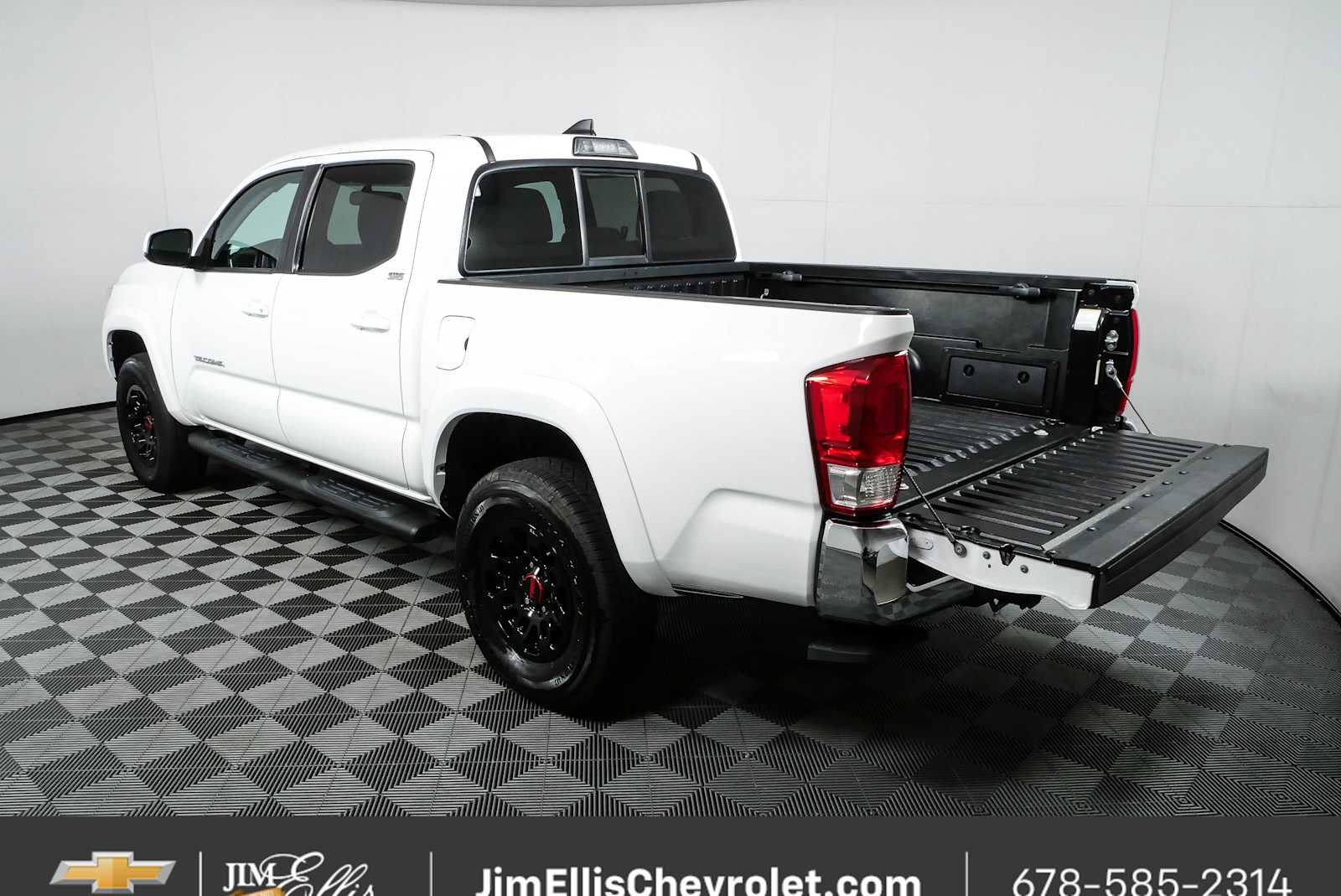 Used 2017 White Toyota SR5 V6 image 28