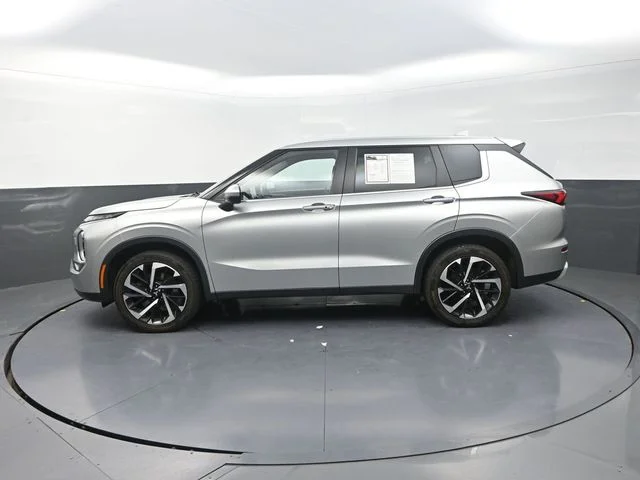 Used 2023  Mitsubishi  image 6