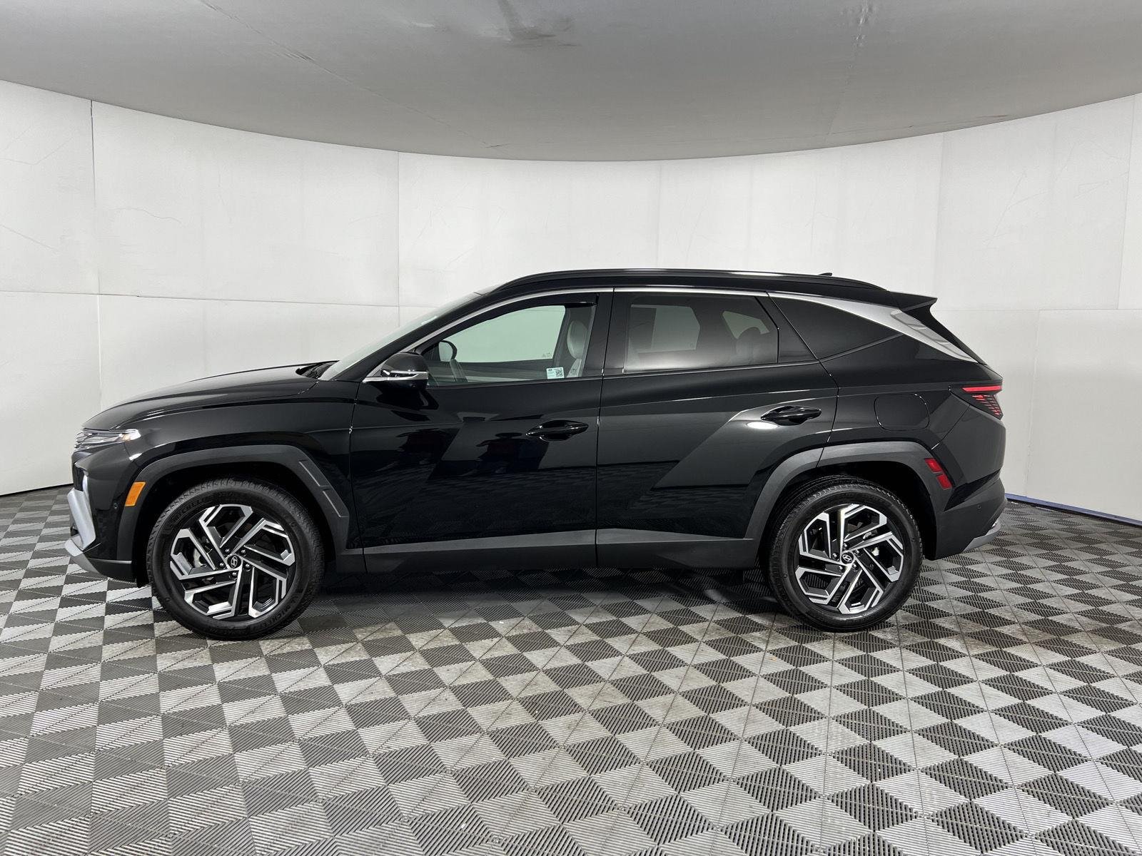 Used 2025 Phantom Black Hyundai Limited image 5