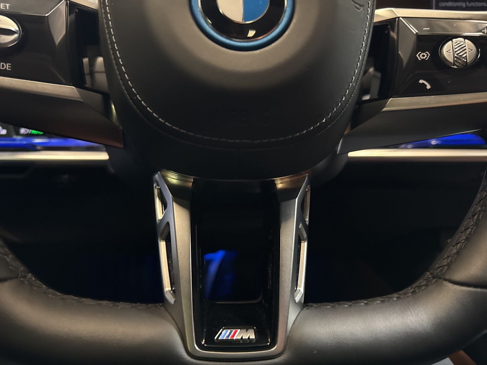 Used 2025 Black BMW xDrive60 image 42