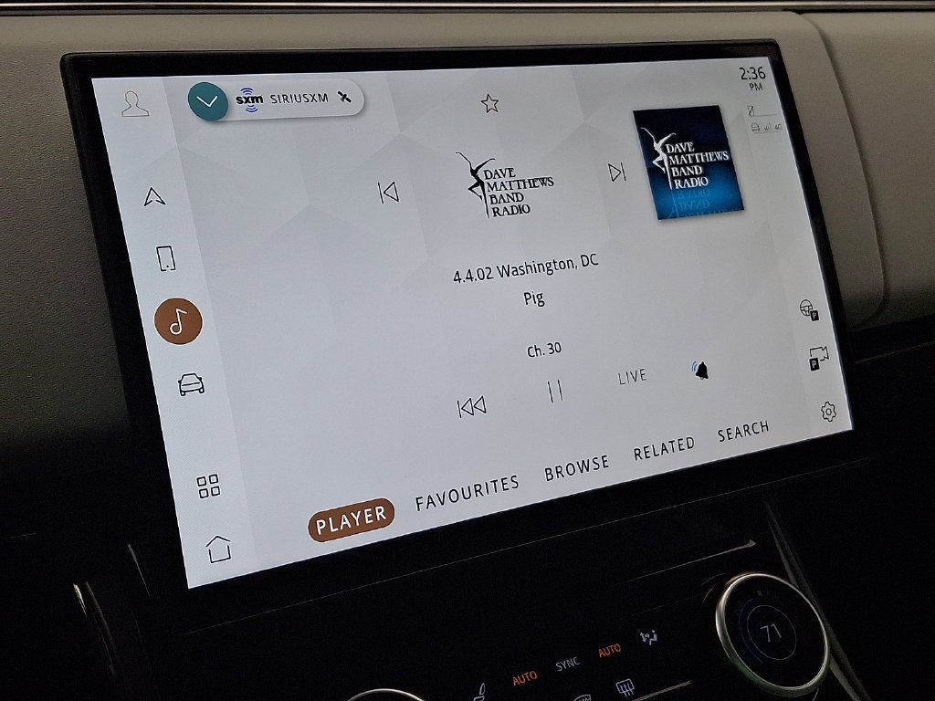 Used 2023  Land Rover SE image 18