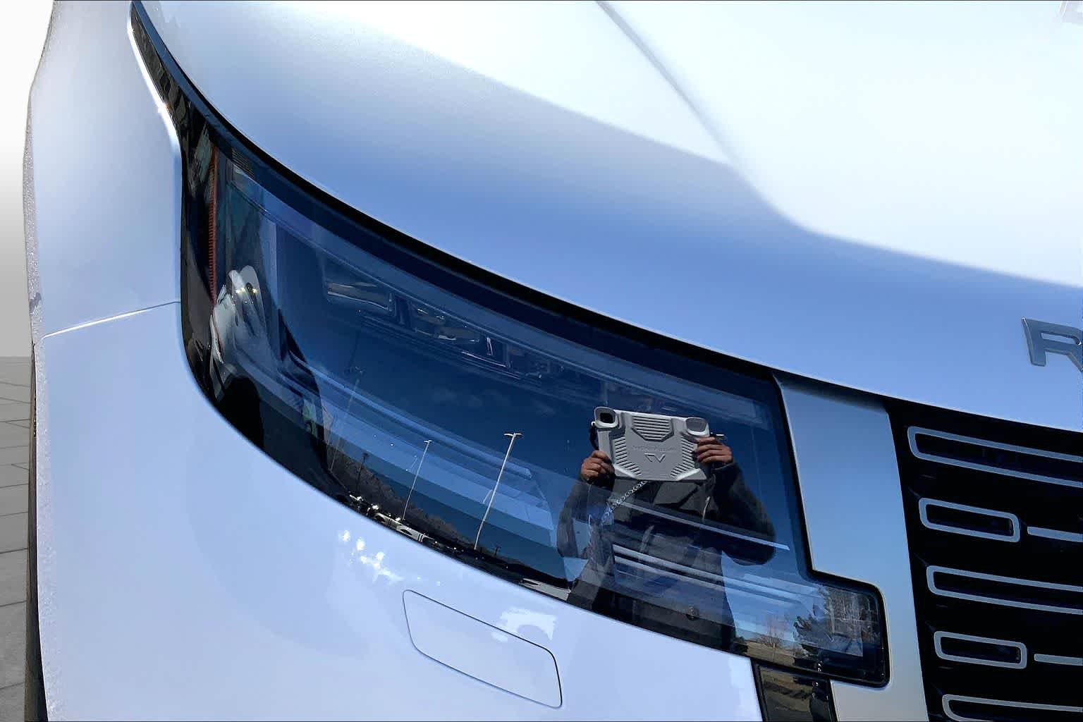New 2026 Ostuni Pearl White Premium Metallic Land Rover SE image 13
