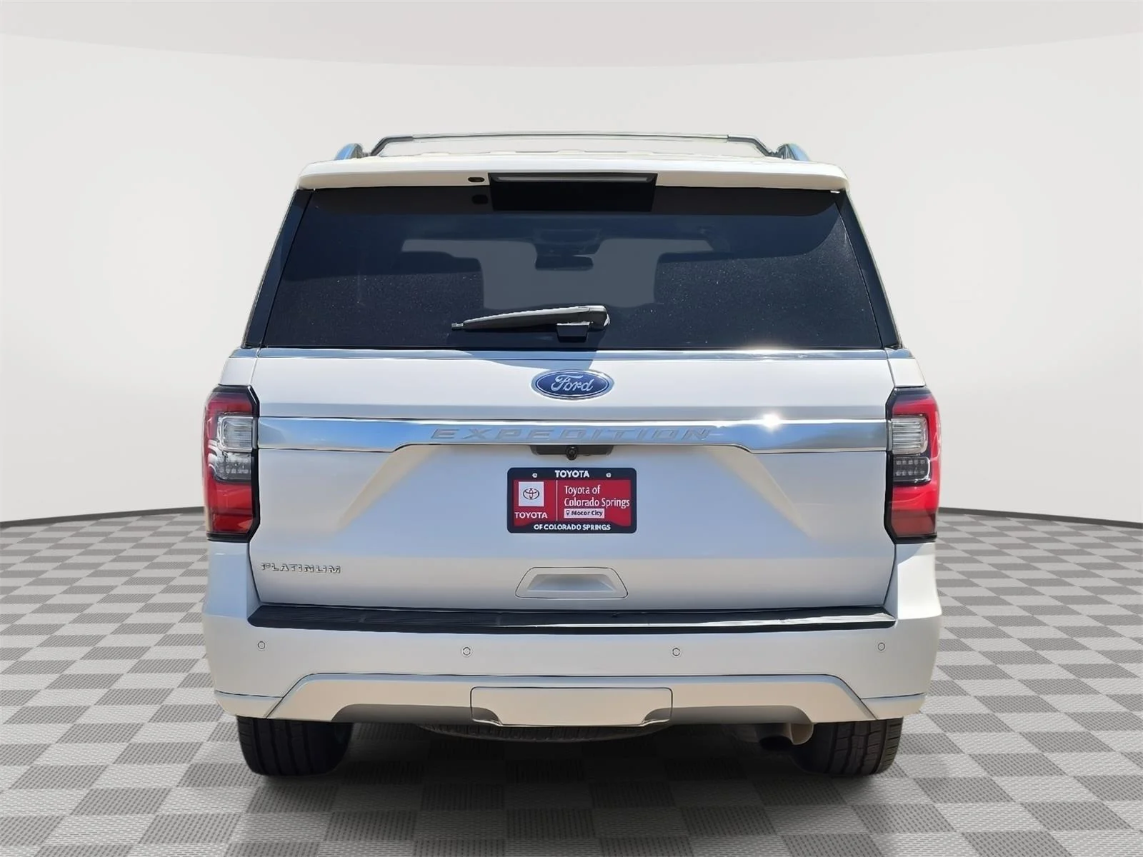 Used 2019 White Platinum Metallic Tri-Coat Ford Platinum image 7