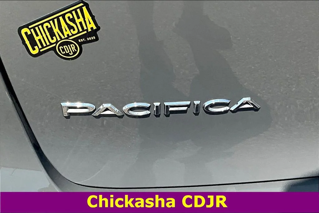 Used 2025 White Chrysler Select image 23