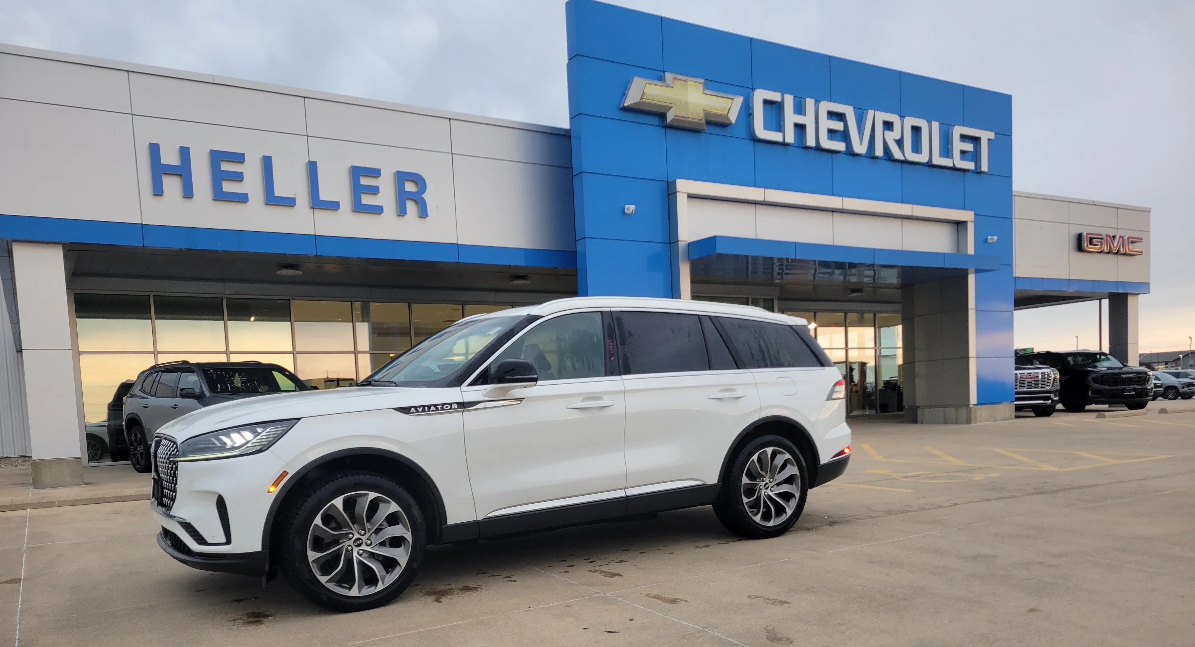 Used 2025 White Lincoln Reserve image 3