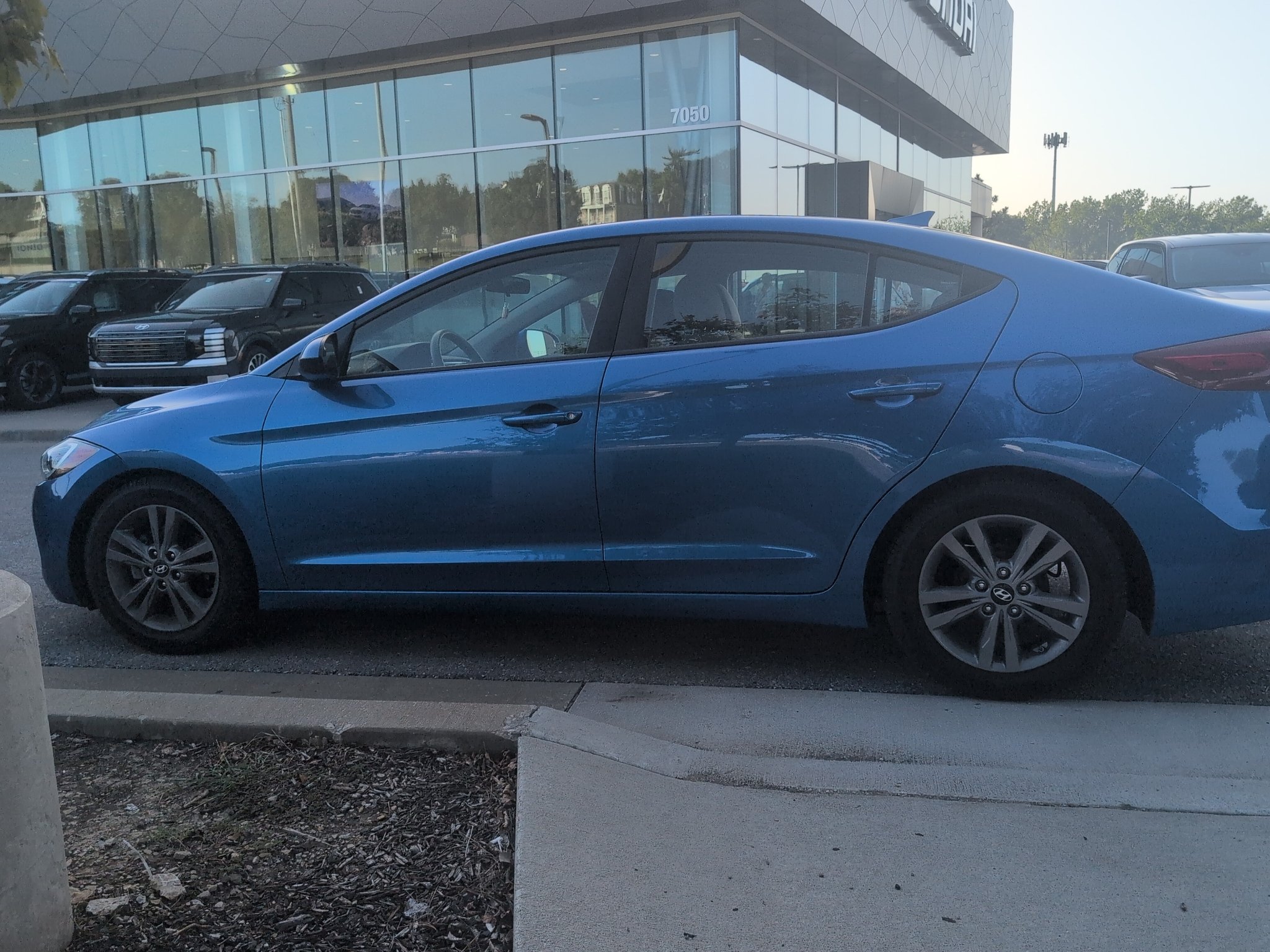 Used 2017 Electric Blue Hyundai SE image 9