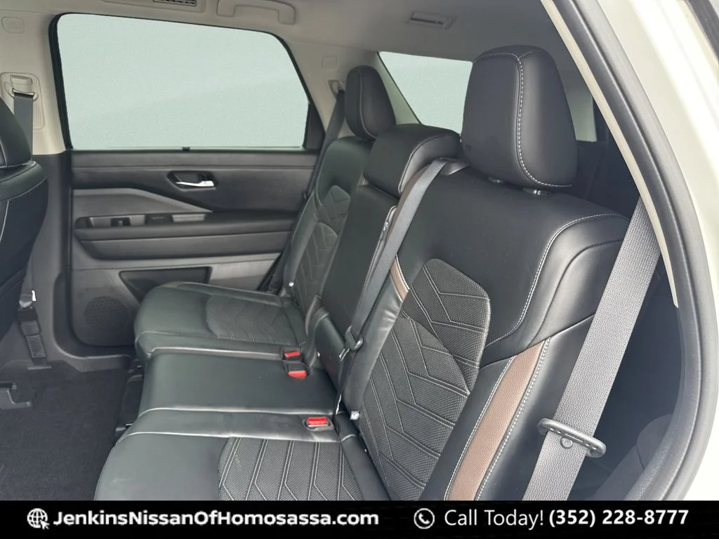 Used 2023 White Nissan Platinum image 30