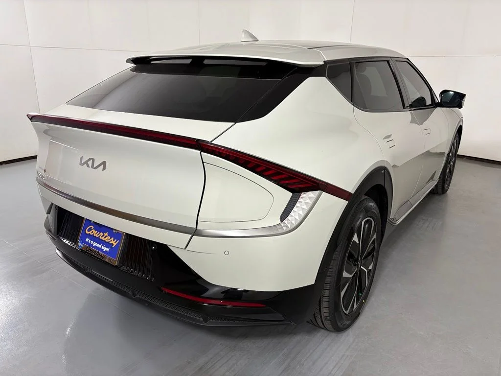Used 2023 White Kia Wind image 8