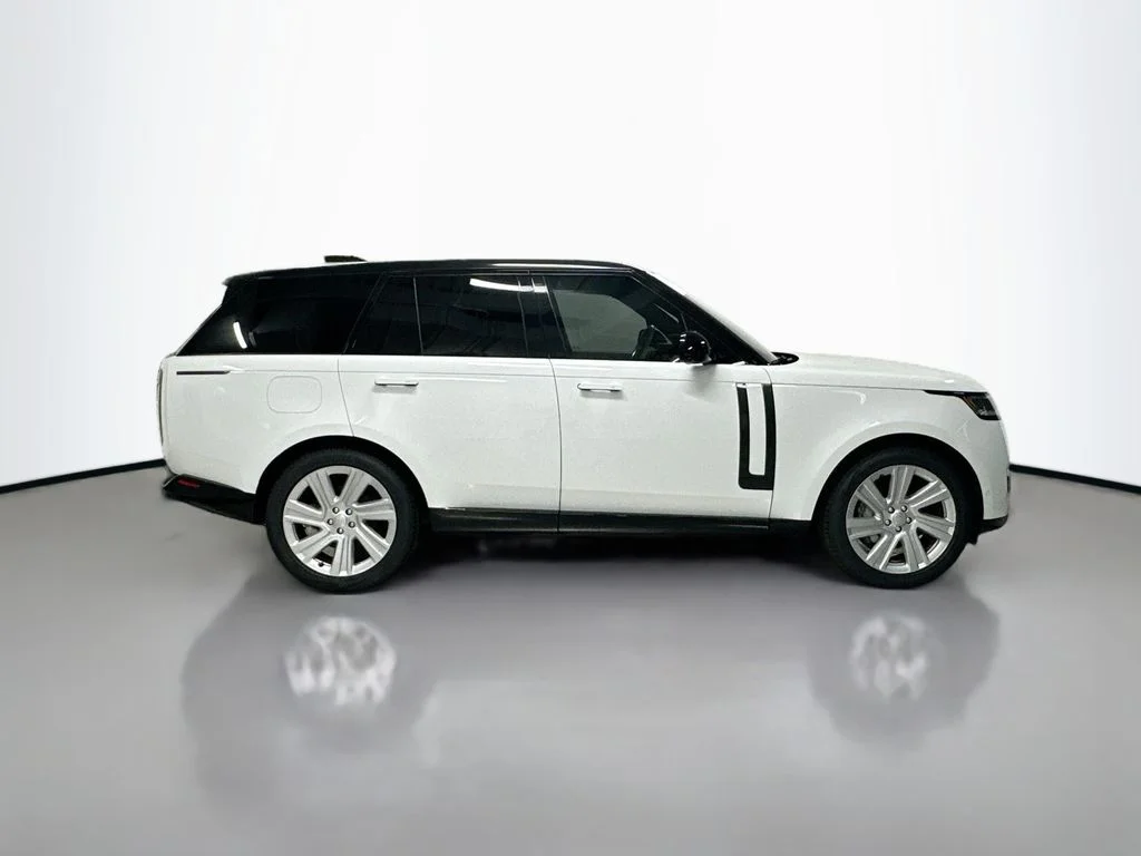 Used 2023 Fuji White Land Rover SE image 8