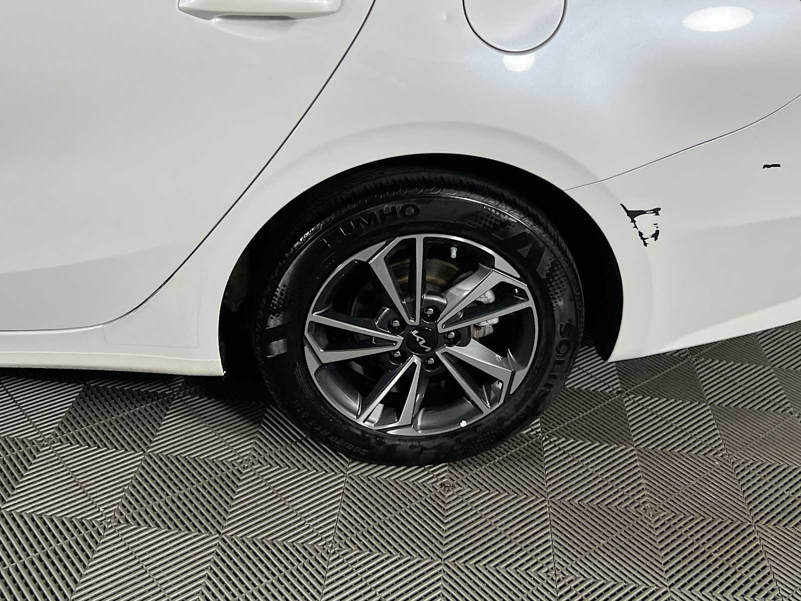 Used 2024 Snow White Pearl Kia LXS image 29