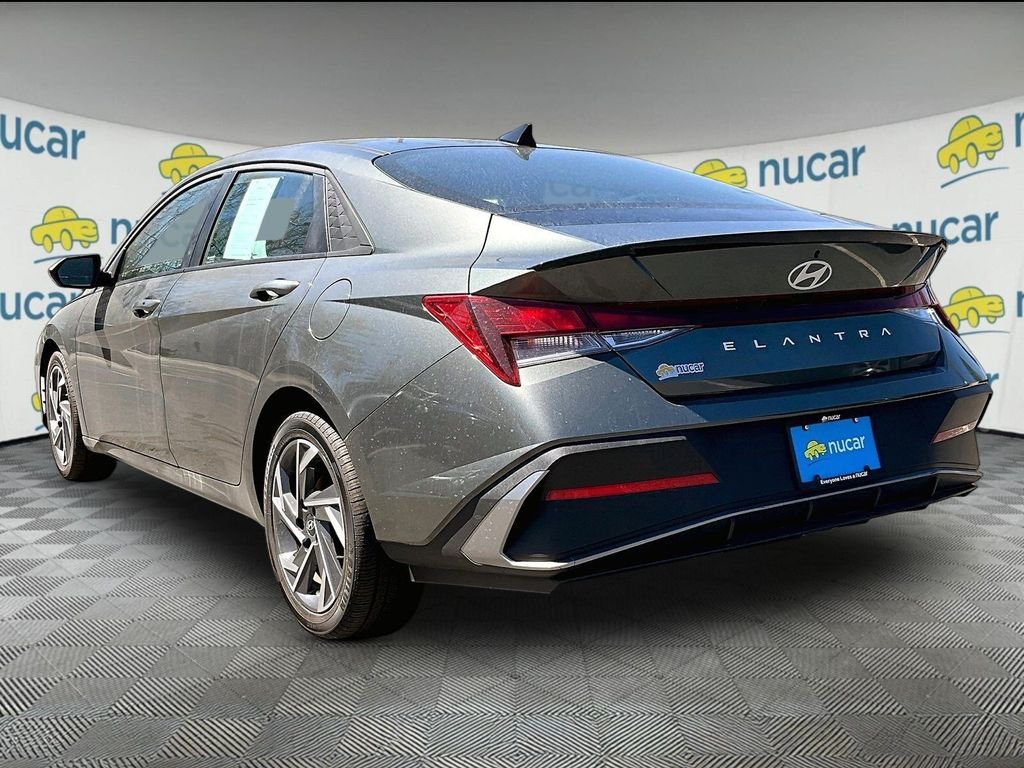 Used 2025 Gray Hyundai SEL Sport image 5