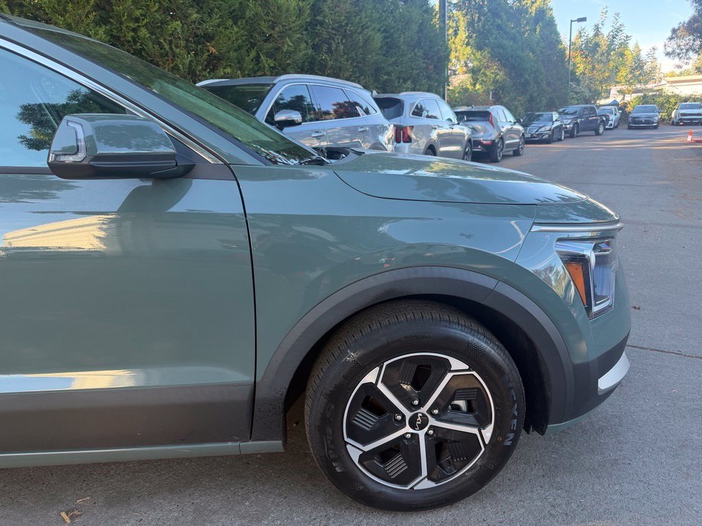 Used 2025 Cityscape Green Kia EX image 2