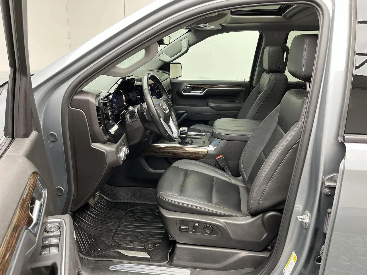 Used 2025 Sterling Metallic GMC Elevation image 3