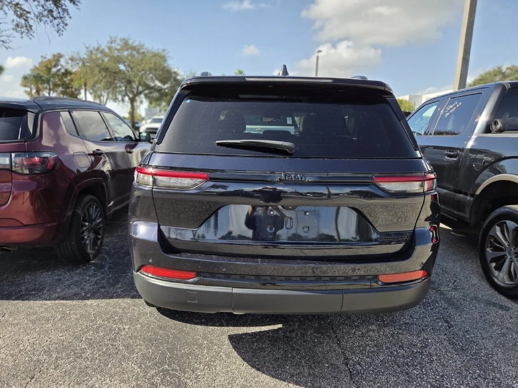 Used 2024 Midnight Sky Jeep Limited image 5