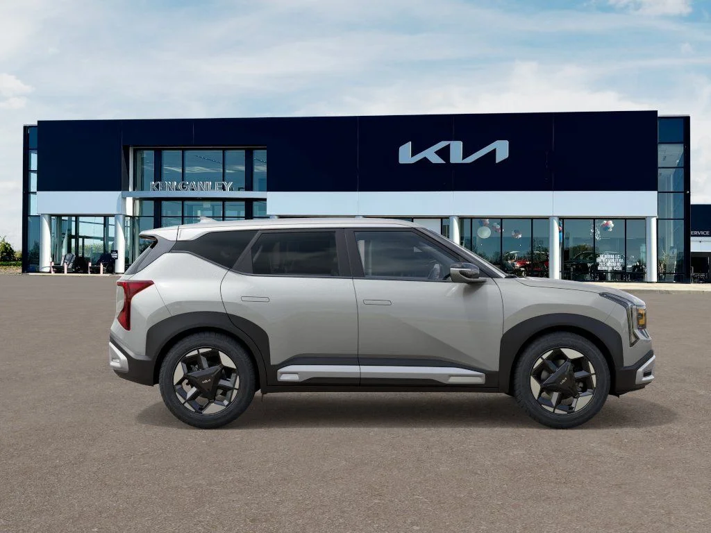 New 2027 Ivory Silver Kia S image 7