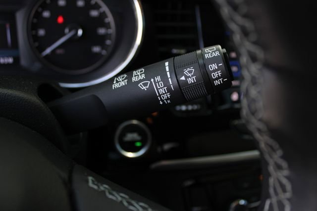Used 2022 White Frost Tricoat Buick Preferred image 9