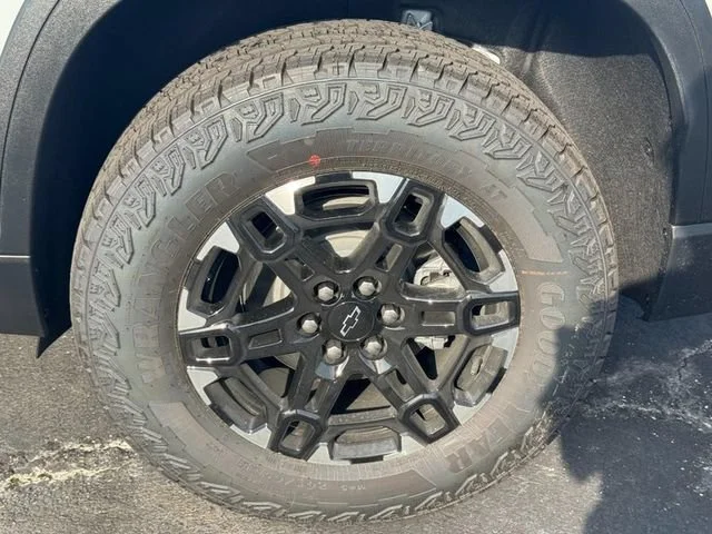 New 2027 Polar White Tricoat Chevrolet Z71 image 5