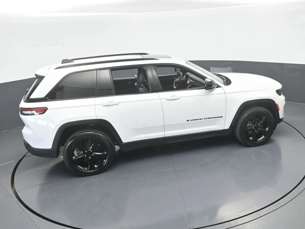 Used 2023 Bright White Clearcoat Jeep Altitude X image 51
