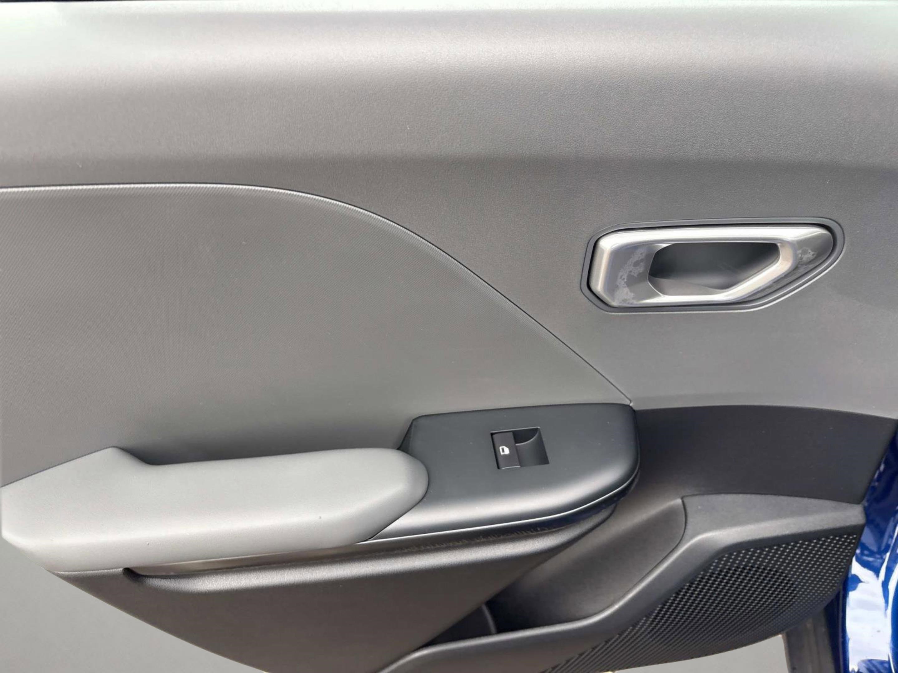 New 2025 Deep Sea Blue Kia LXS image 17