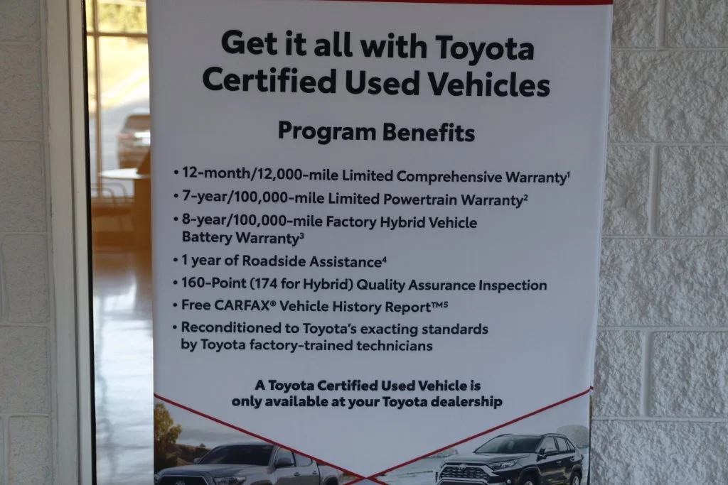 Used 2022 White Toyota LE image 20