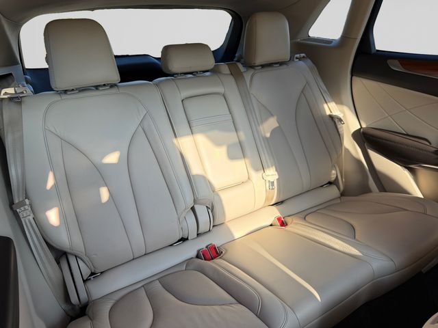 Used 2019 White Platinum Clearcoat Metallic Lincoln Select image 18