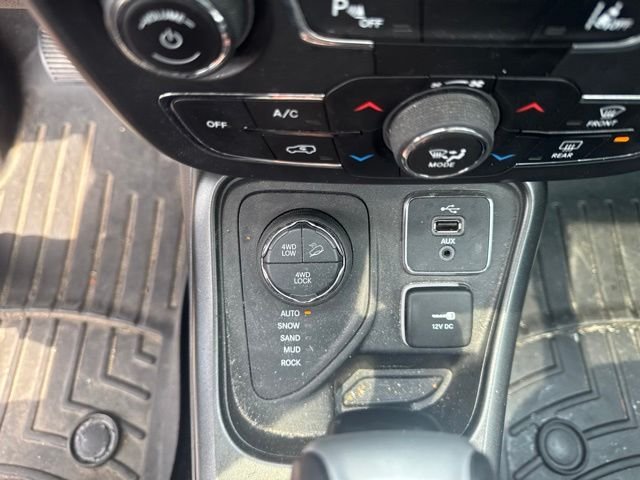 Used 2018 Granite Crystal Metallic Clearcoat Jeep Trailhawk image 14