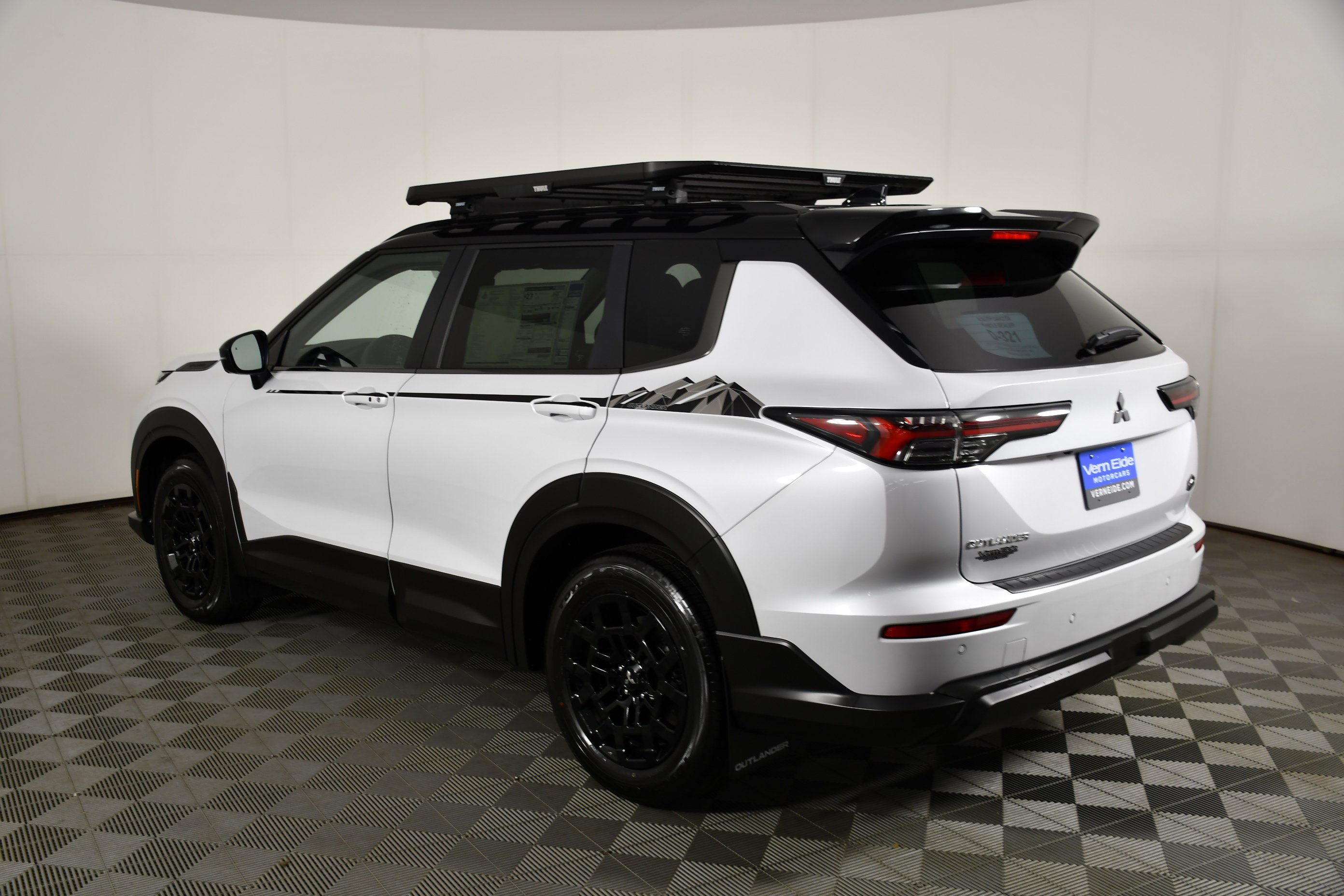 New 2026 White Diamond/Black Roof Mitsubishi Trail Edition image 8
