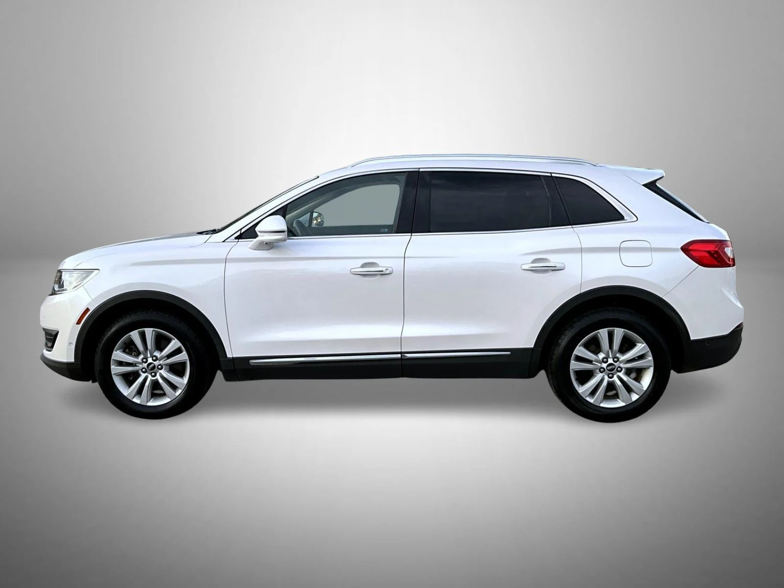 Used 2017 White Lincoln Reserve image 8