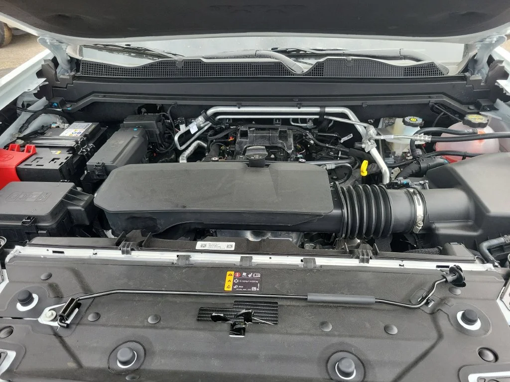 New 2026 Summit White Chevrolet Z71 image 36