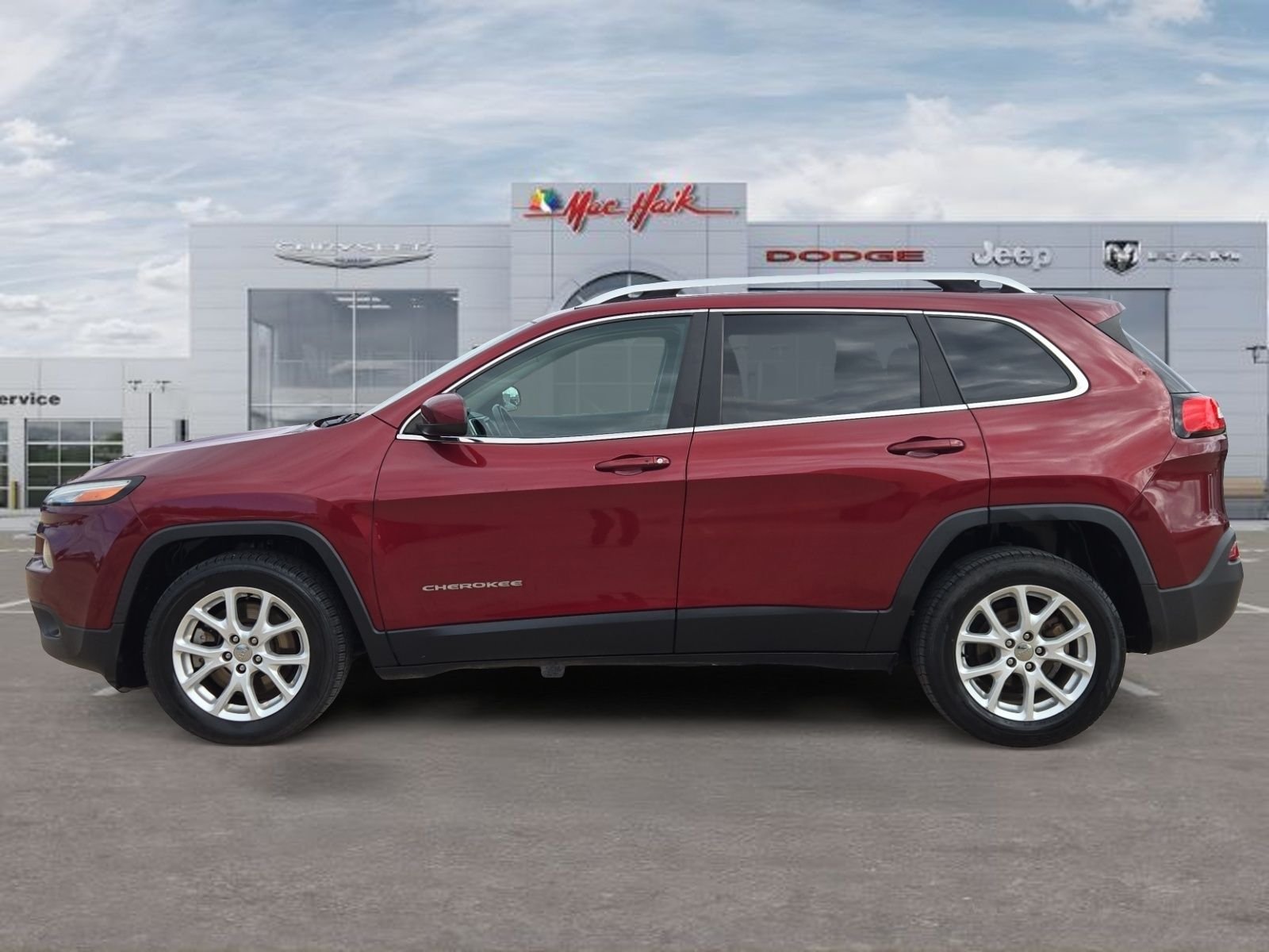 Used 2018 Red Jeep Latitude Plus image 2