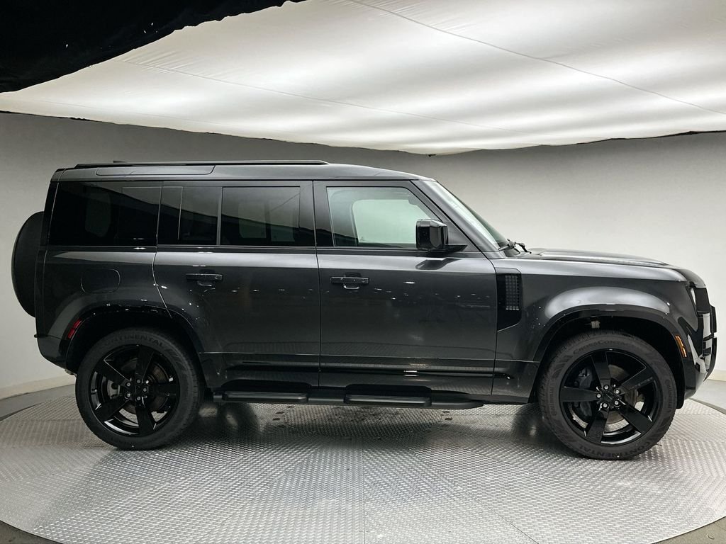 New 2026 Carpathian Grey Prem Met Land Rover X-Dynamic SE image 4