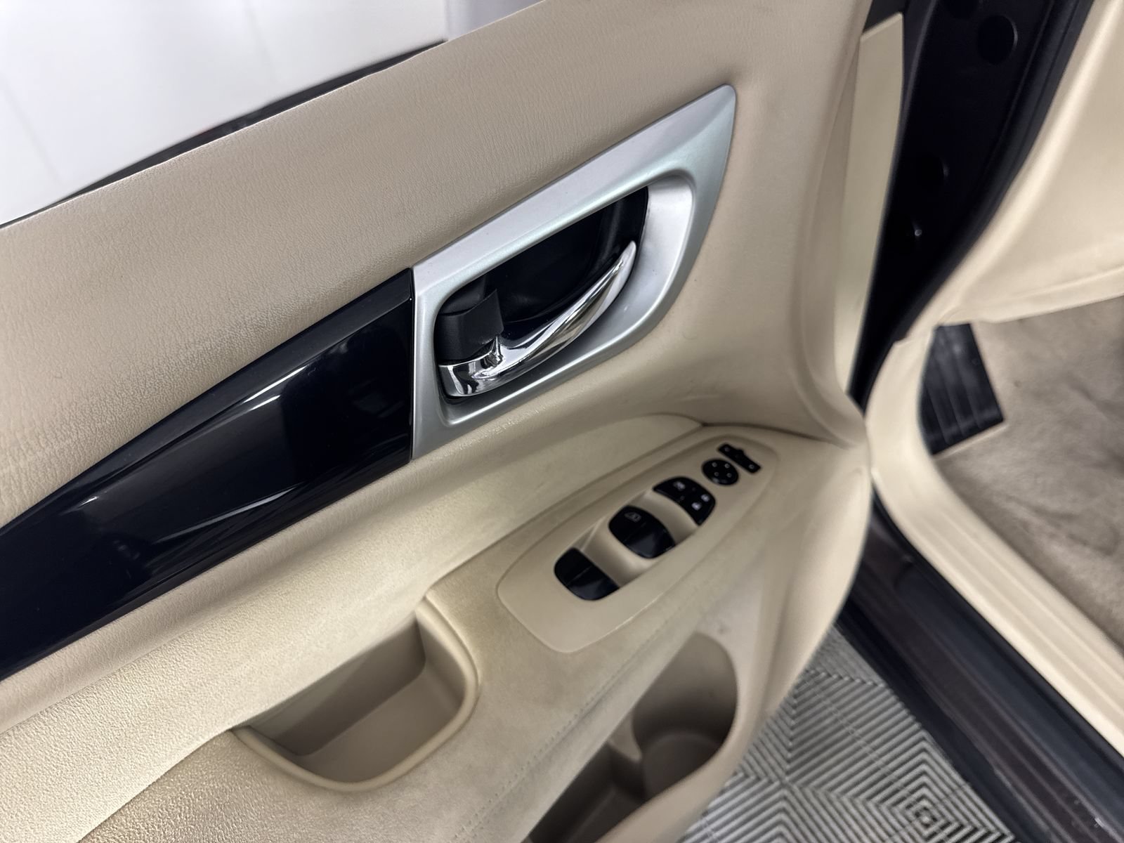Used 2015 Java Metallic Nissan S image 14