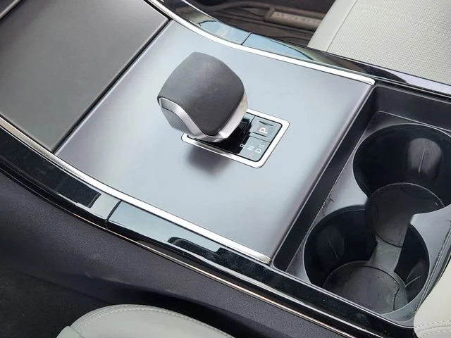 Used 2025 Black Land Rover Dynamic SE image 18