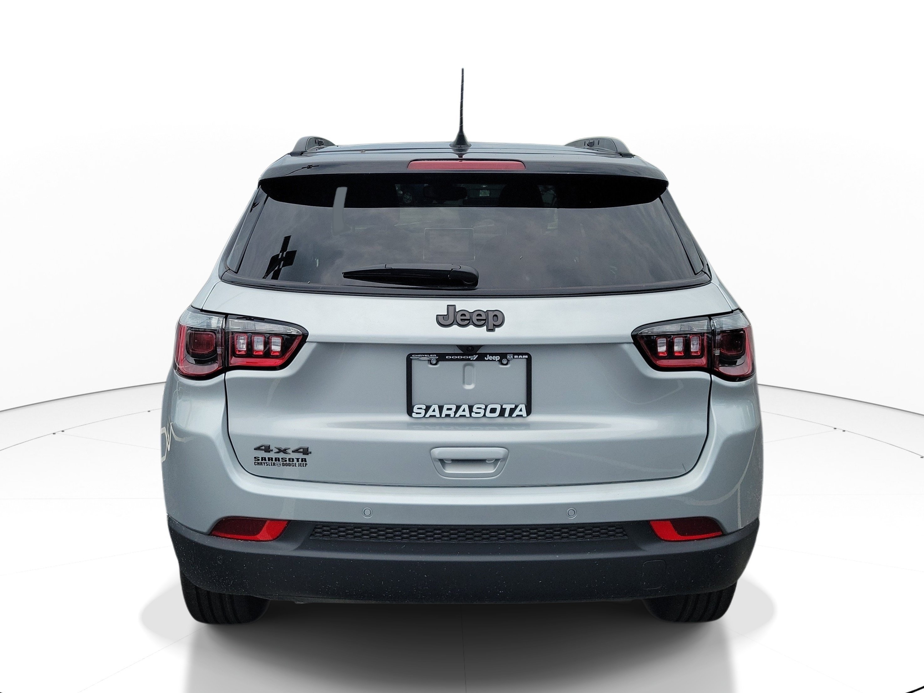 New 2026 Silver Zynith Metallic Clear-Coat Exterior Paint Jeep Limited Altitude image 5