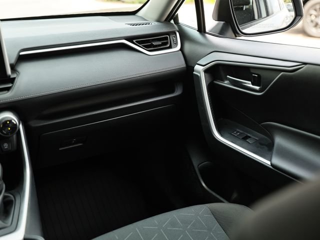 Used 2025 Silver Sky Metallic Toyota XLE image 27