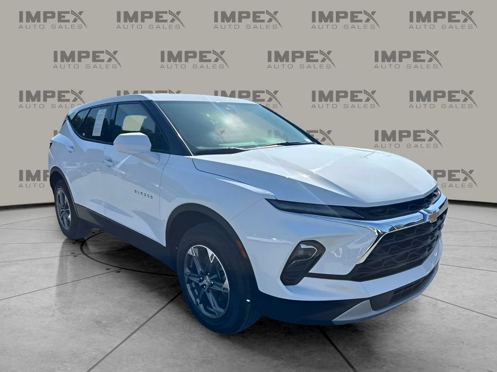 Used 2025 White Chevrolet LT image 7