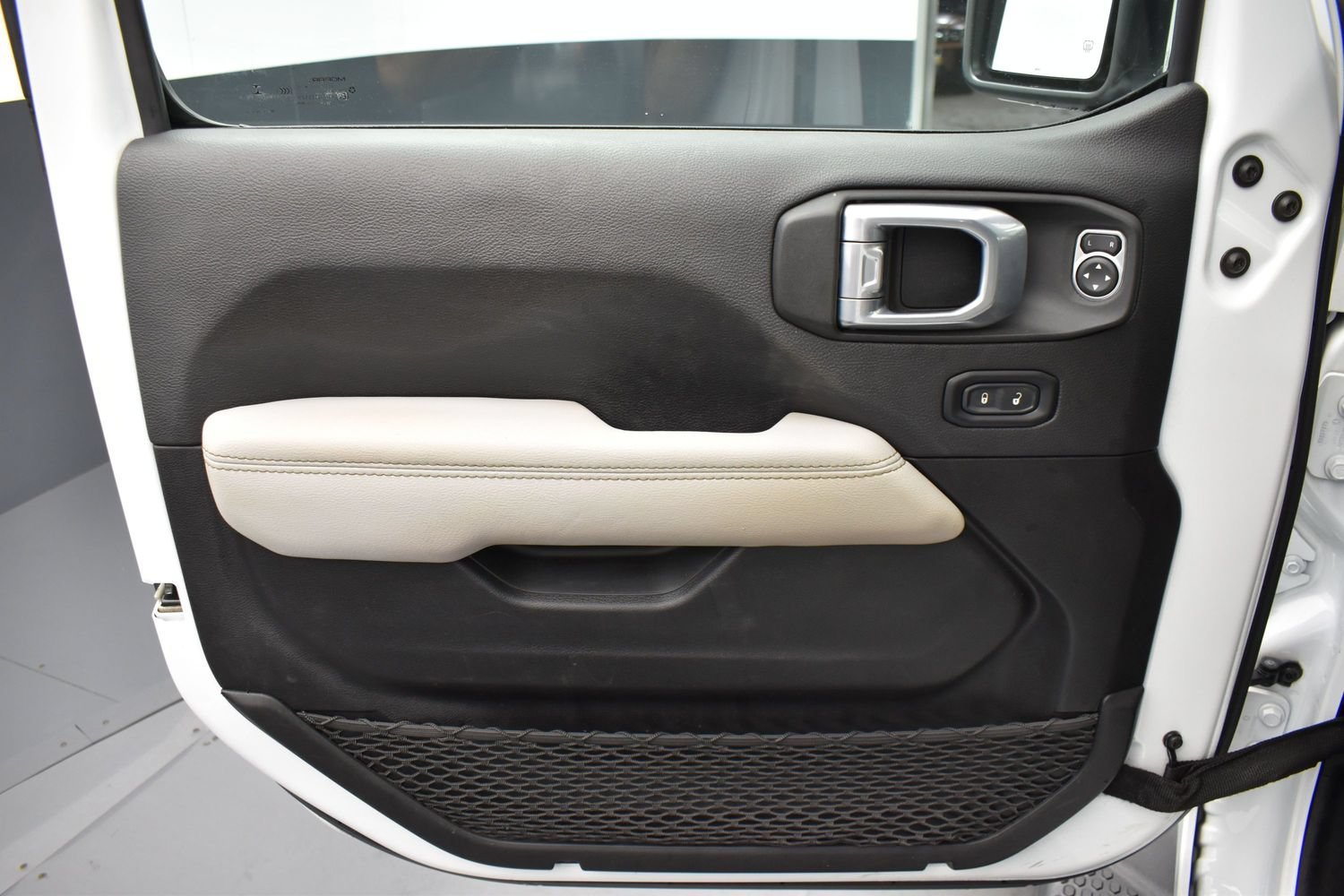 Used 2022 Bright White Clearcoat Jeep Unlimited High Altitude image 12