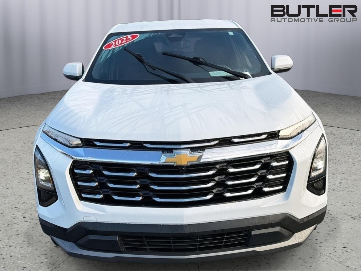 Used 2025 Summit White Chevrolet FWD LT image 9