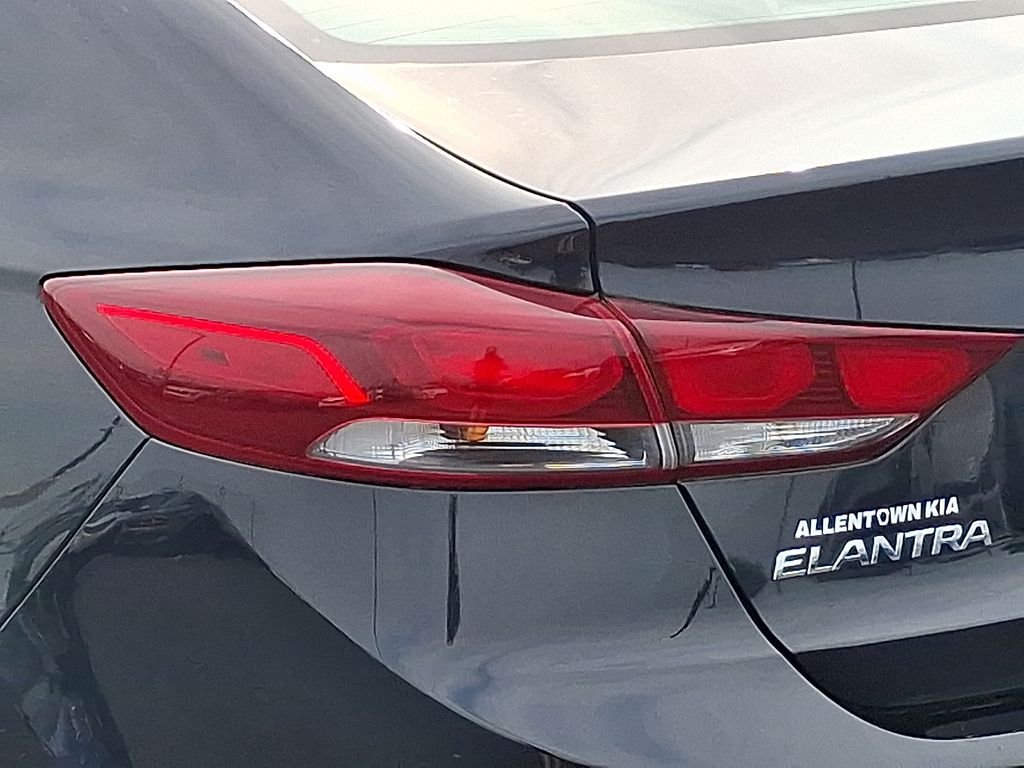 Used 2017 Black Hyundai SE image 11