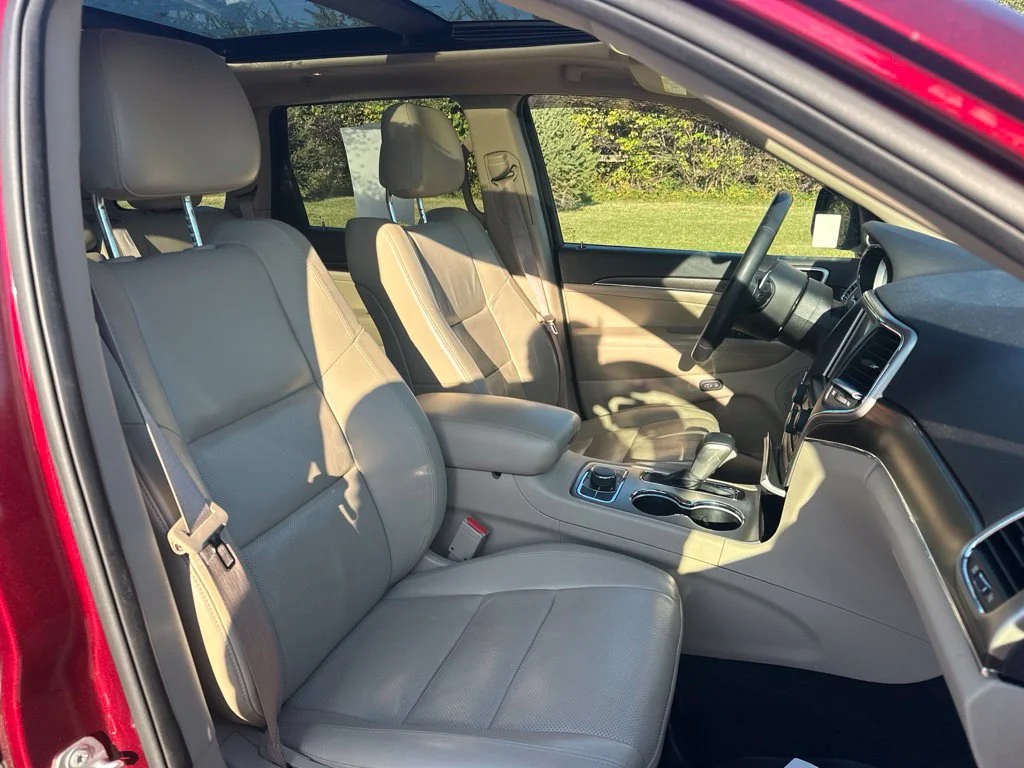 Used 2017 Velvet Jeep Limited image 19