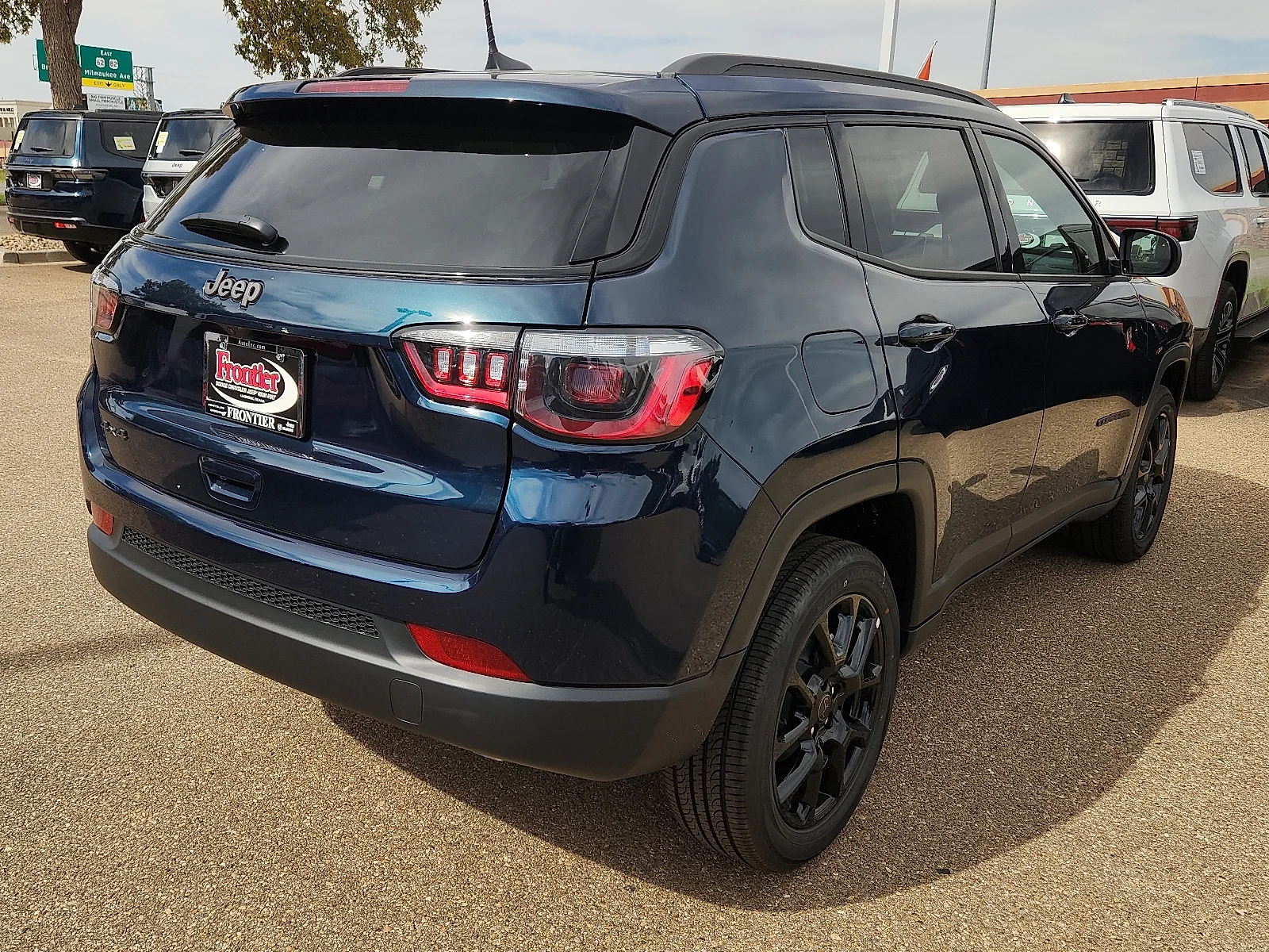 New 2027 Fathom Blue Pearl-Coat Paint Jeep LATITUDE ALTITUDE 4X4 image 4